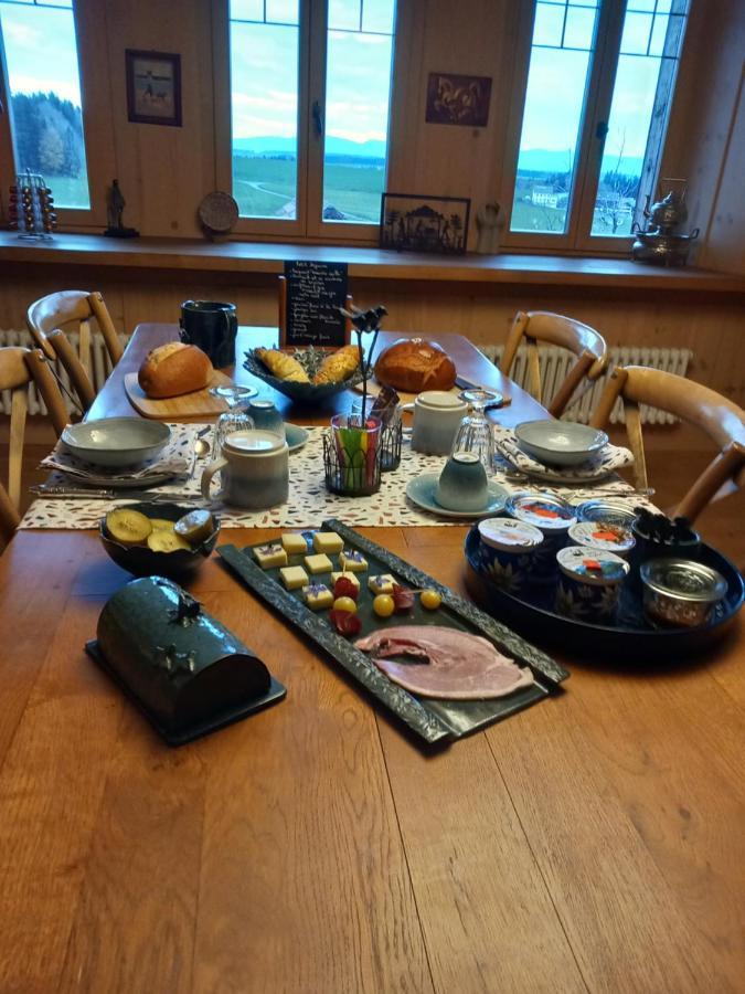 Les Abeilles Bed and Breakfast Romont Exteriör bild