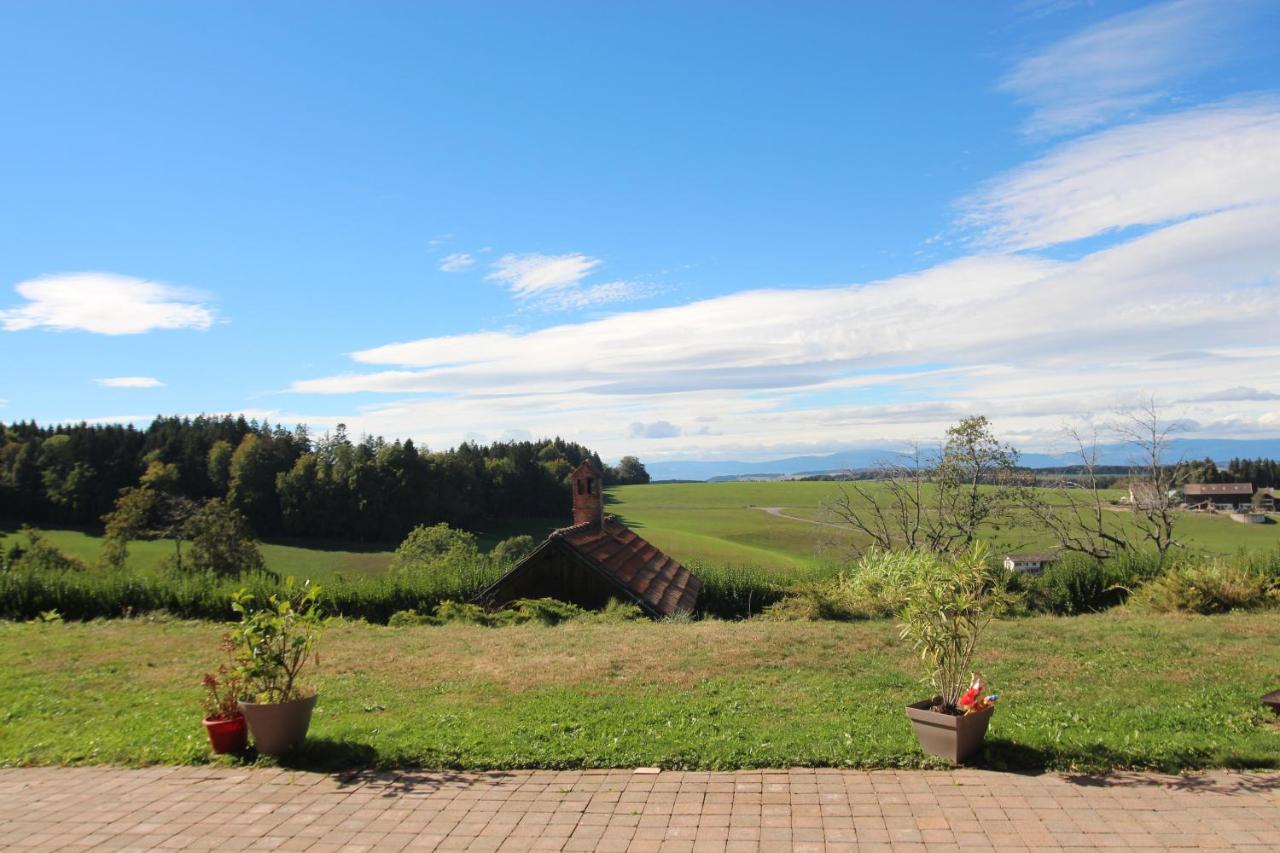 Les Abeilles Bed and Breakfast Romont Exteriör bild