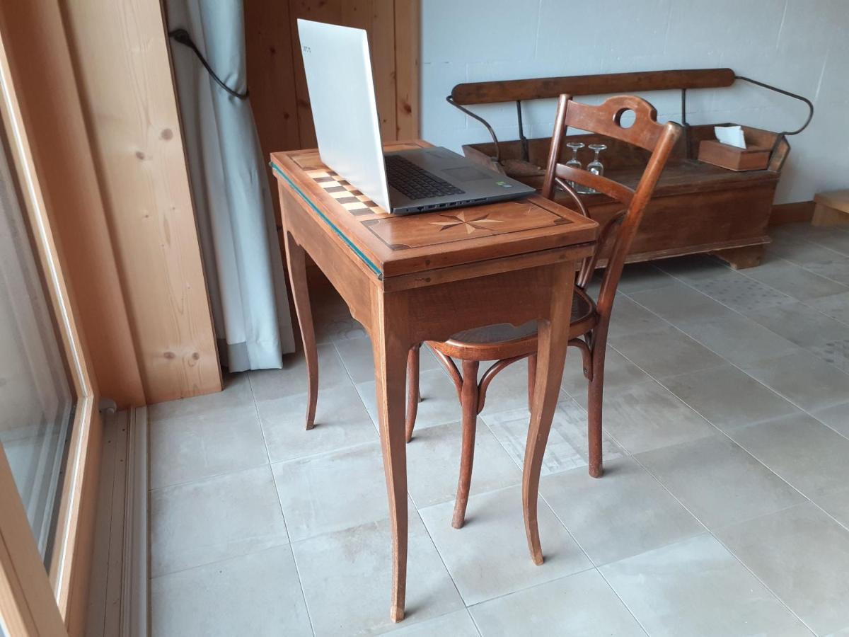 Les Abeilles Bed and Breakfast Romont Exteriör bild